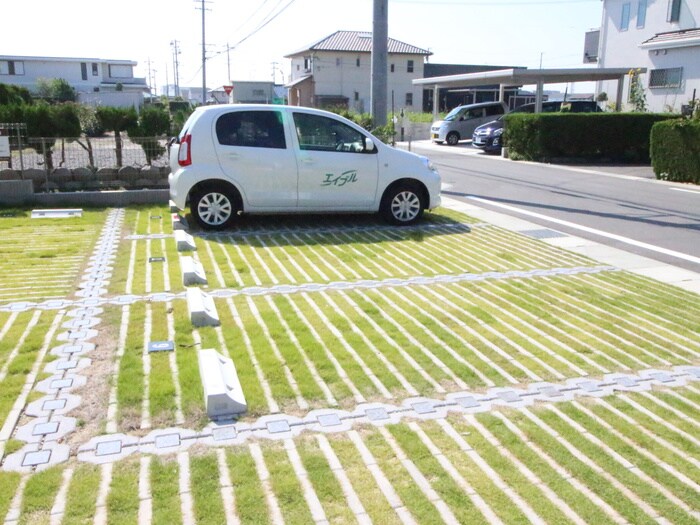 物件外観写真4　(駐車場)