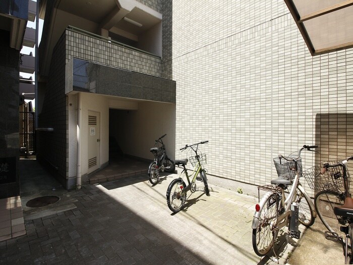 物件外観写真6　(エントランス部分)