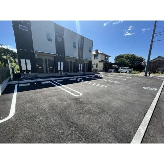 物件外観写真3　(駐車場)