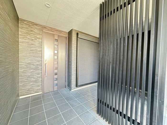 物件外観写真6　(エントランス部分)