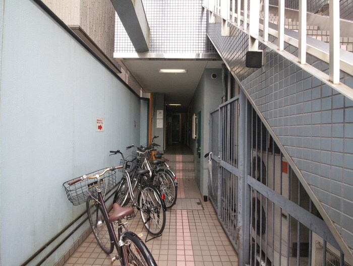 物件外観写真4　(エントランス部分)