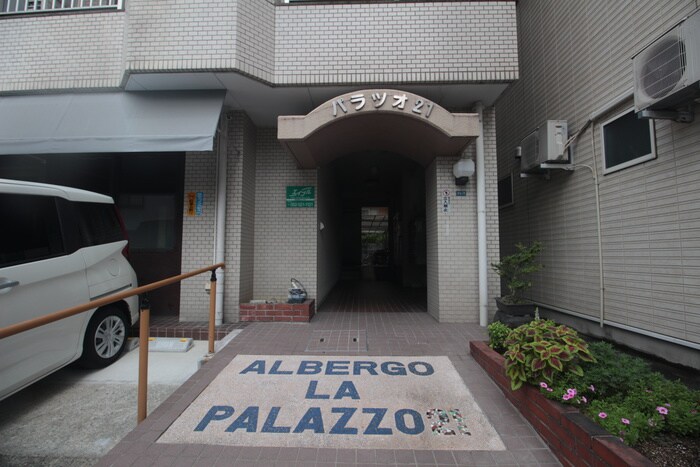 物件外観写真2　(エントランス部分)