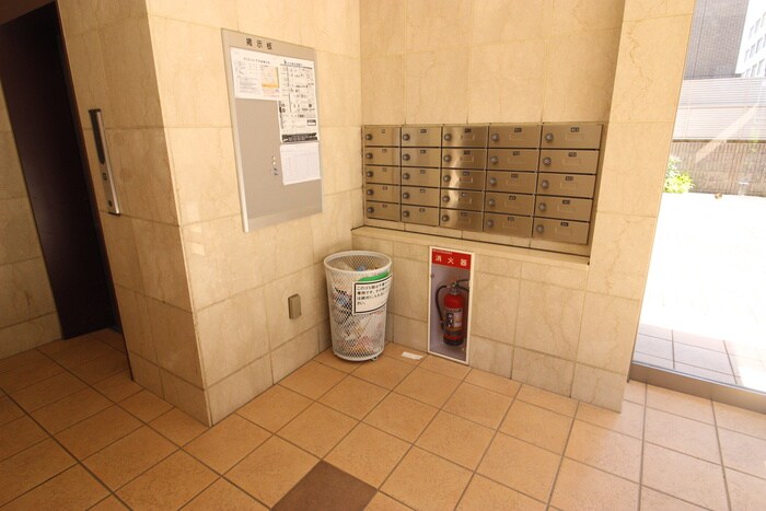 物件外観写真6　(エントランス部分)