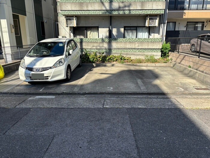 物件外観写真2　(駐車場)