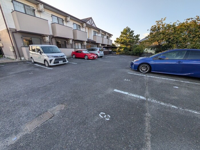 物件外観写真5　(駐車場)