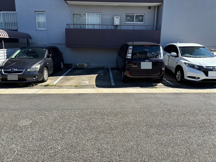 物件外観写真5　(駐車場)