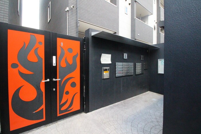 物件外観写真3　(エントランス部分)