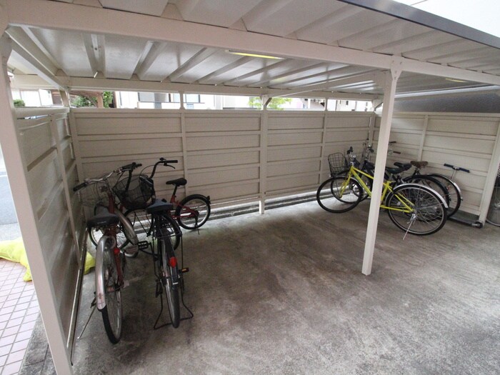 物件外観写真4　(駐輪場)