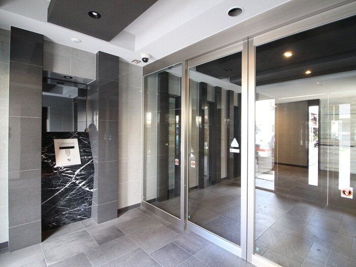 物件外観写真3　(エントランス部分)