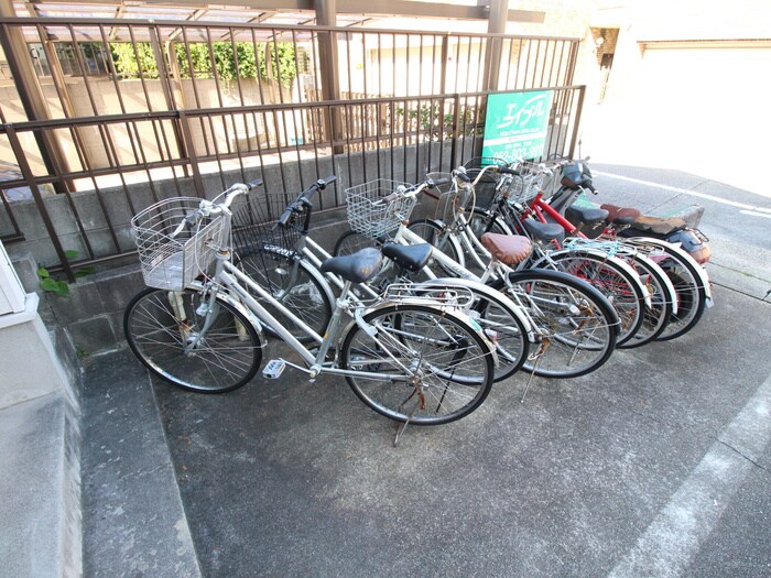 物件外観写真4　(駐輪場)