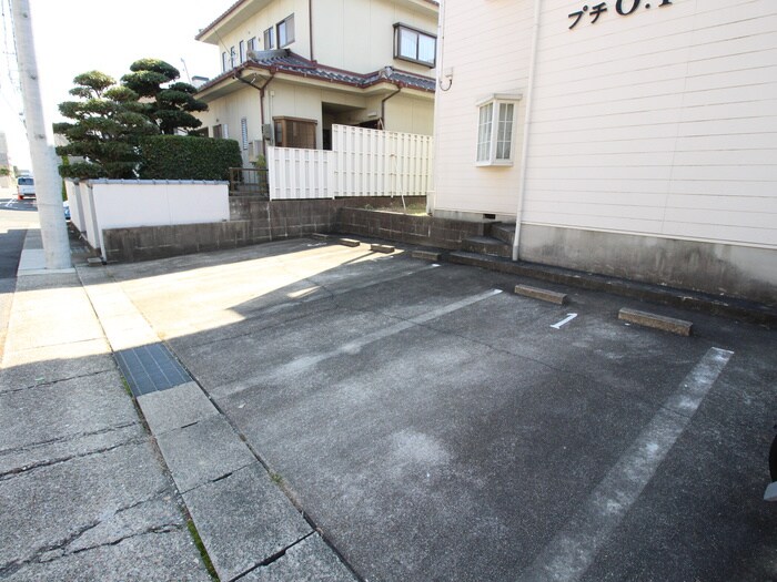 物件外観写真6　(駐車場)