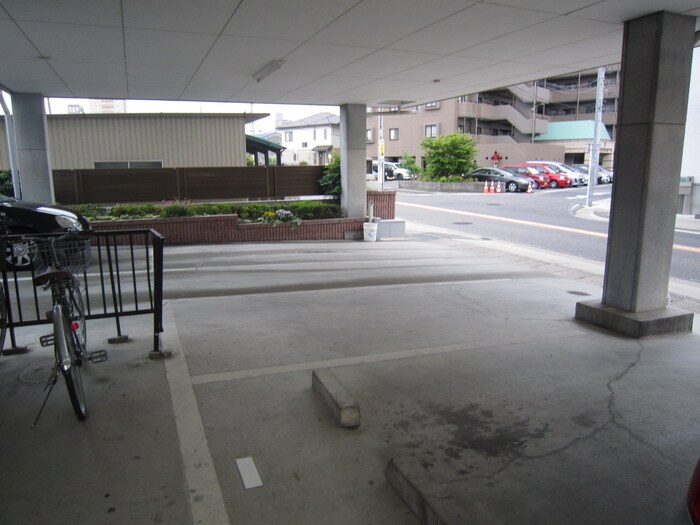 物件外観写真3　(駐車場)