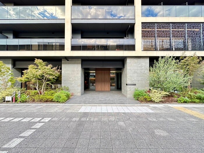 物件外観写真2　(エントランス部分)