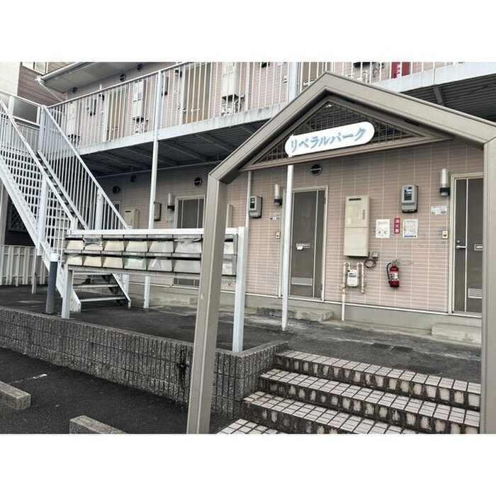 物件外観写真3　(エントランス部分)