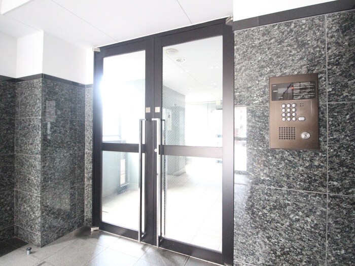 物件外観写真2　(エントランス部分)