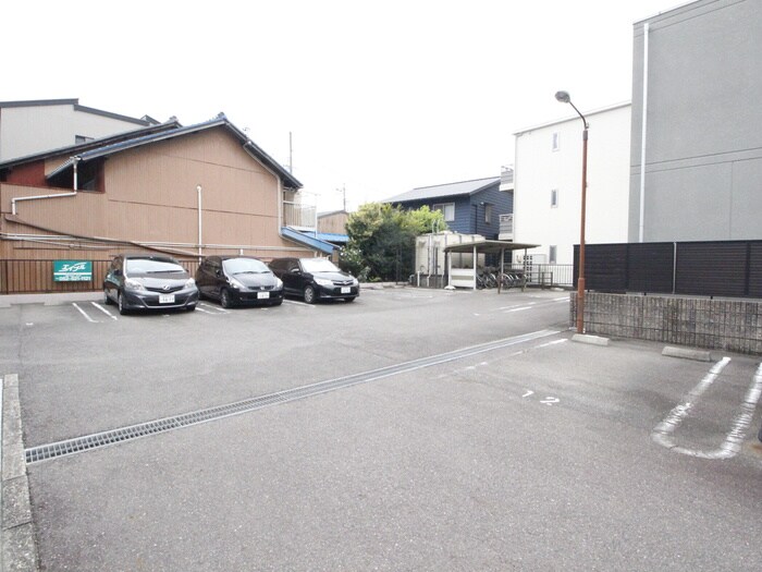 物件外観写真5　(駐車場)