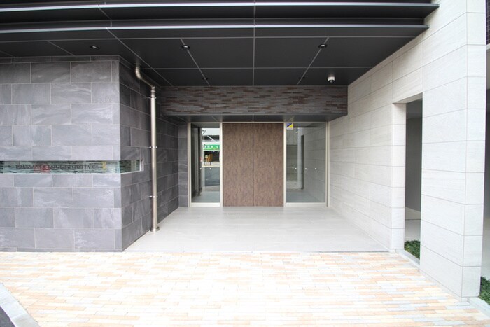 物件外観写真2　(エントランス部分)