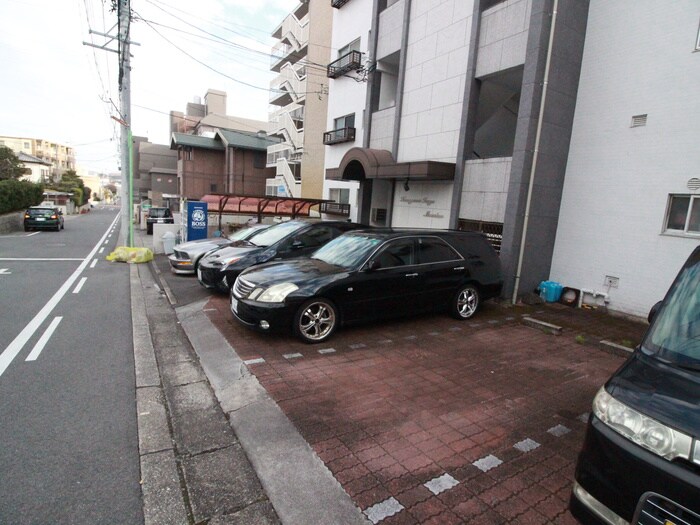 物件外観写真3　(駐車場)