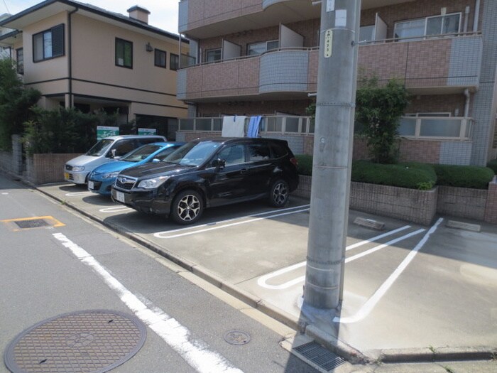 物件外観写真4　(駐車場)