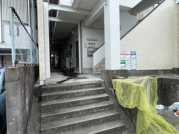 物件外観写真6　(エントランス部分)