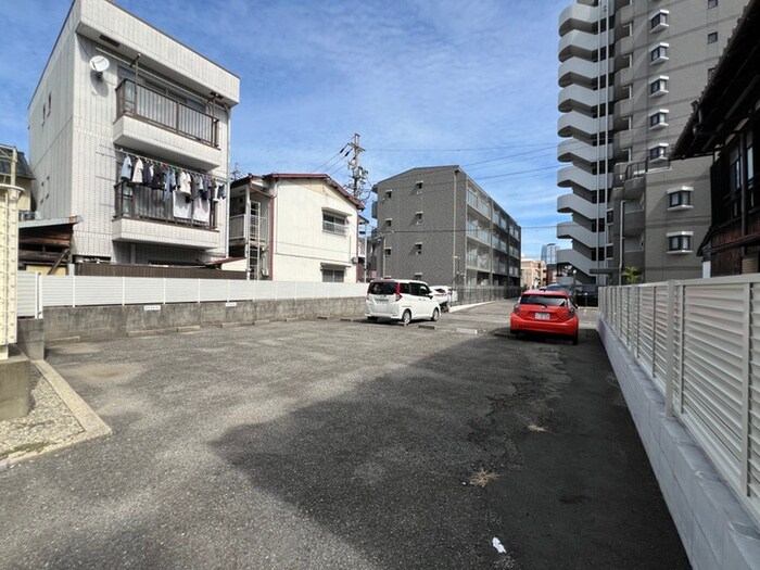 物件外観写真4　(駐車場)