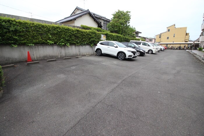 物件外観写真4　(駐車場)