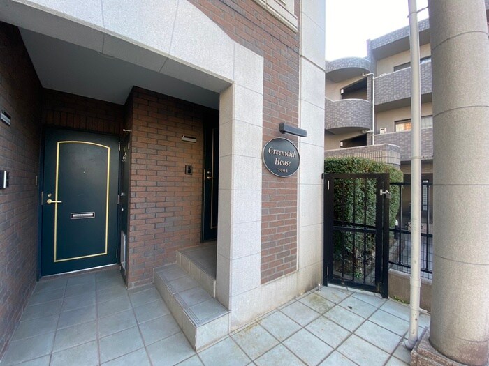 物件外観写真2　(エントランス部分)