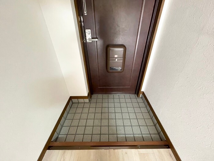 物件内観写真16　(玄関)