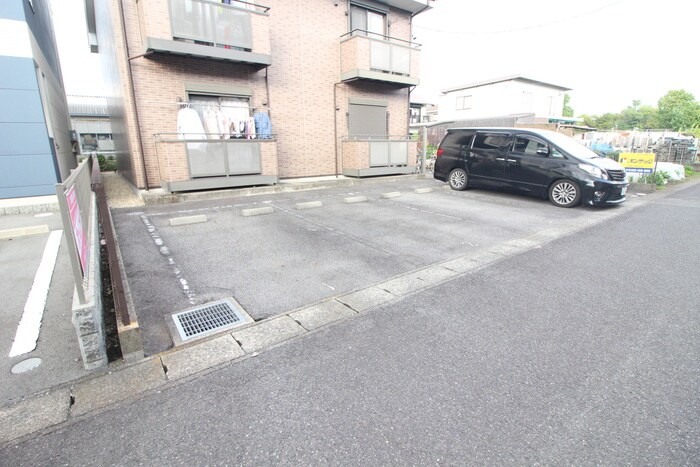 物件外観写真4　(駐車場)