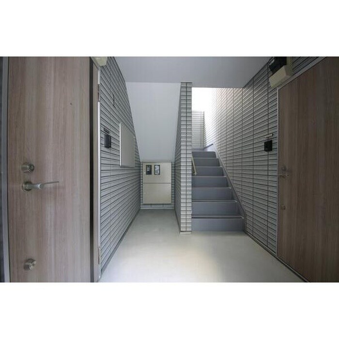 物件外観写真4　(エントランス部分)