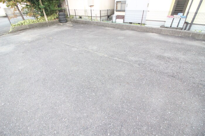物件外観写真5　(駐車場)