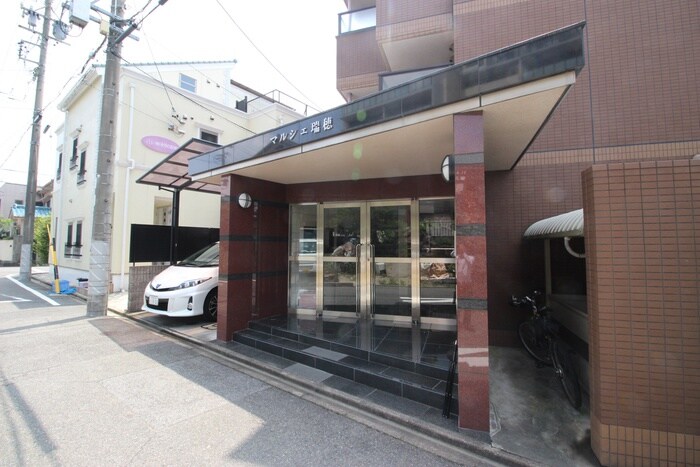 物件外観写真3　(エントランス部分)