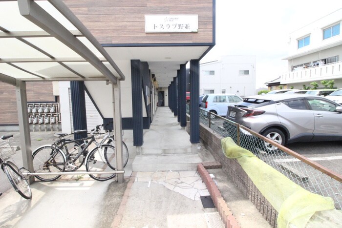 物件外観写真4　(エントランス部分)