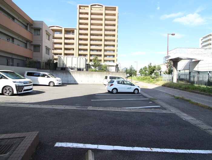 物件外観写真3　(駐車場)