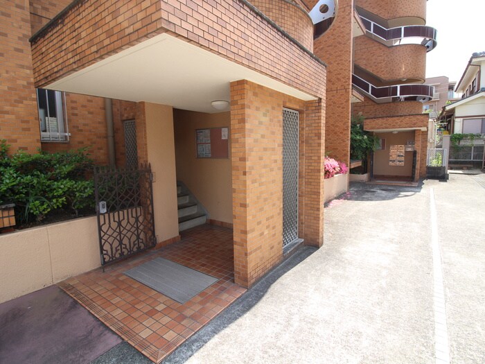 物件外観写真4　(エントランス部分)