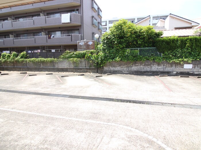 物件外観写真6　(駐車場)