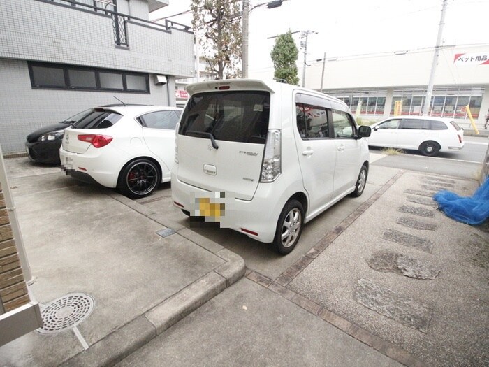 物件外観写真3　(駐車場)