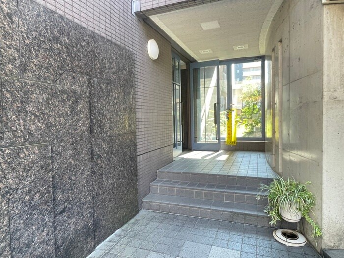 物件外観写真2　(エントランス部分)
