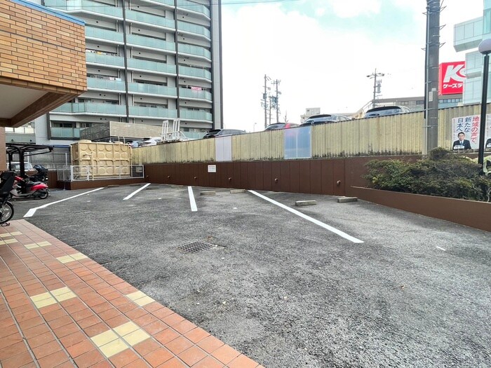 物件外観写真6　(駐車場)