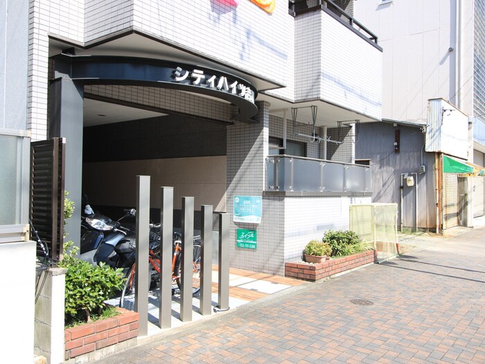 物件外観写真2　(エントランス部分)