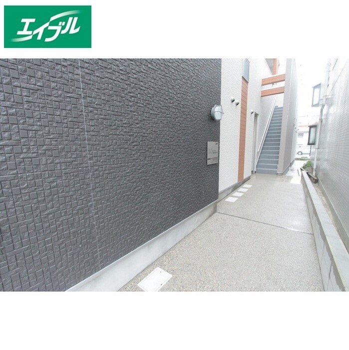 物件外観写真2　(エントランス部分)