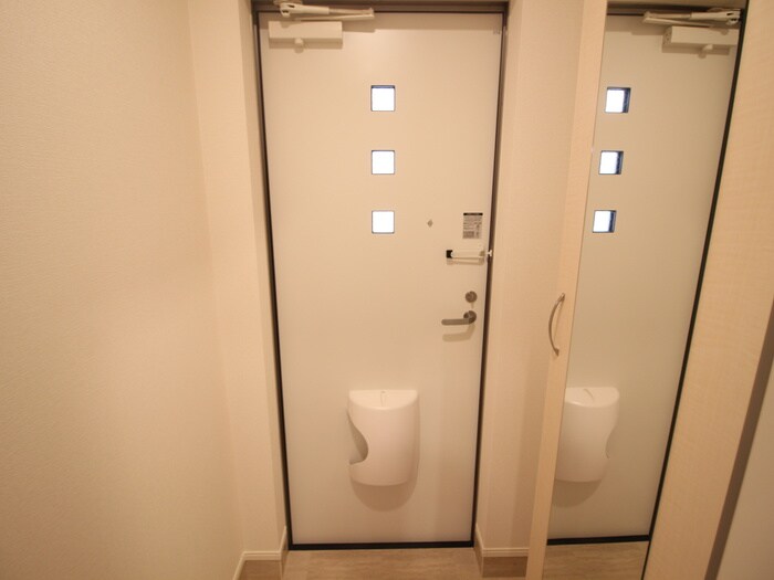 物件内観写真8　(玄関)