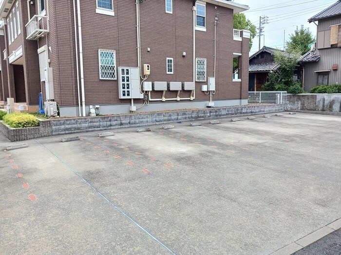 物件外観写真2　(駐車場)