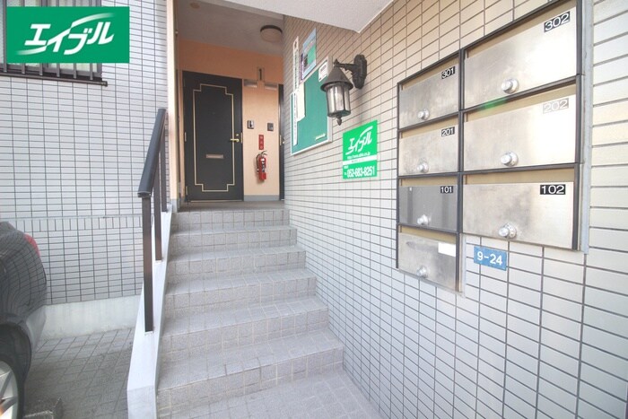 物件外観写真3　(エントランス部分)