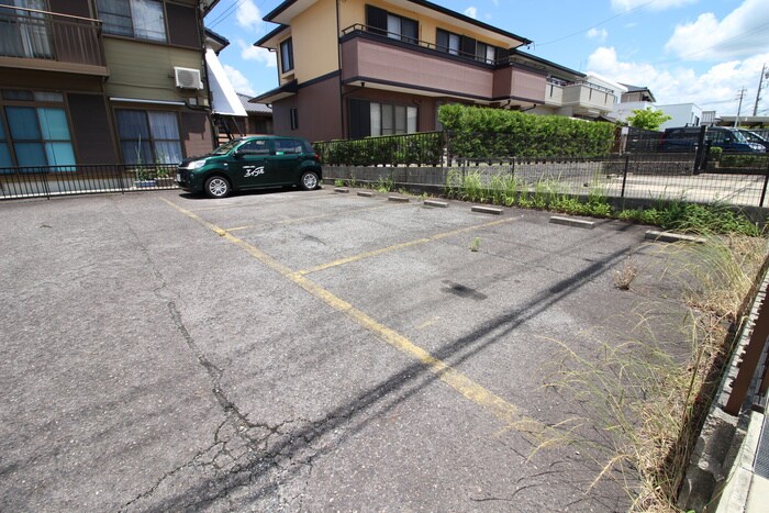 物件外観写真5　(駐車場)
