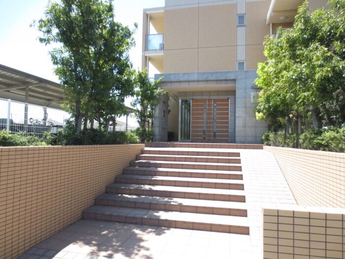 物件外観写真3　(エントランス部分)