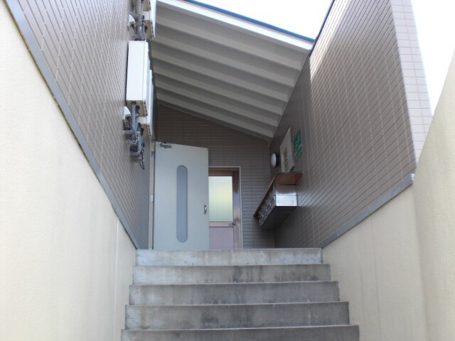 物件外観写真2　(エントランス部分)