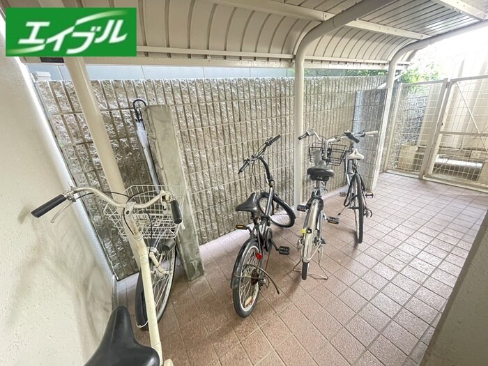 物件外観写真5　(駐輪場)