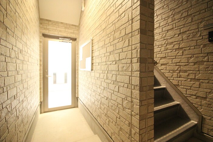 物件外観写真6　(エントランス部分)