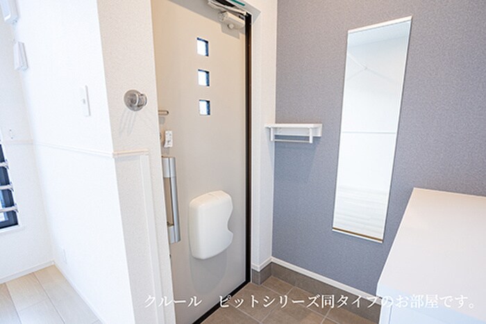 物件内観写真3　(玄関)